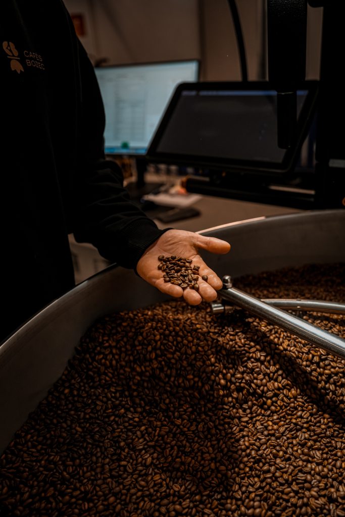 main tenant des grains de café