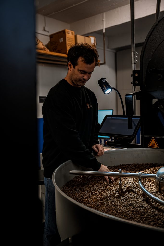 Cafés Bozec torréfaction artisanal sur le torréfacteur probat